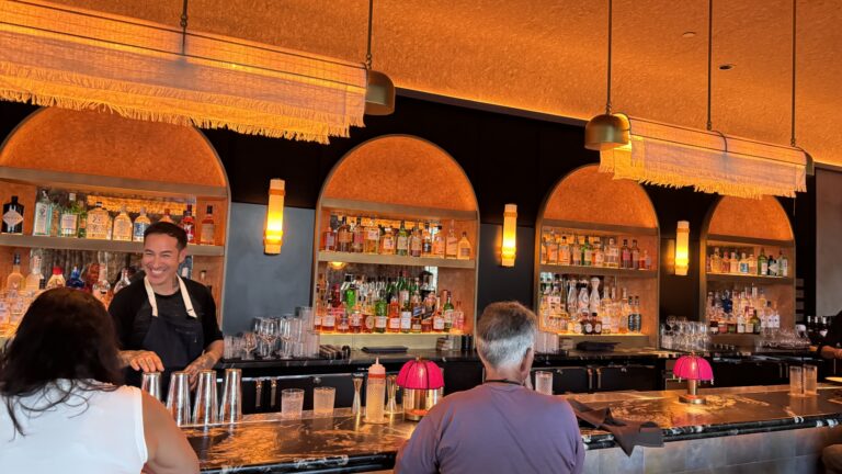 🍸 Dinner at Double Knot Delray Beach: Great Food, Good Drinks & Uninvited Guests 😂
